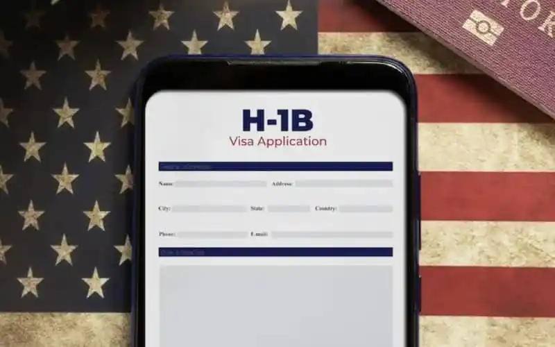 H-1B ভিসার জন্য অনলাইন আবেদন ফর্ম দেখাচ্ছে স্মার্টফোনে. Channel i News - চ্যানেল আই নিউজ