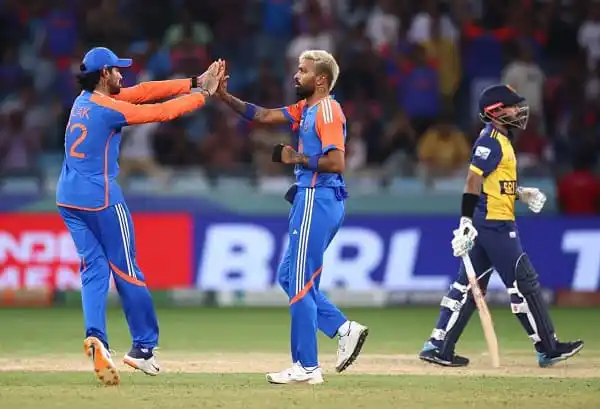 ভারতীয় ক্রিকেটাররা জোড়া উদযাপন করছে, অন্য খেলোয়াড়রা মাঠে দাঁড়িয়ে. Channel i News - চ্যানেল আই নিউজ