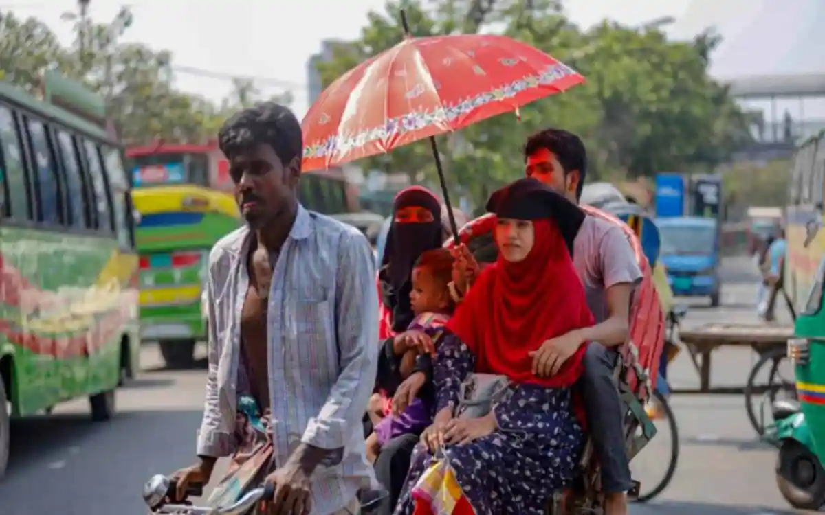 গরমে রাস্তায় মানুষজন ছাতা ব্যবহার করে চলাচল করছে. Channel i News - চ্যানেল আই নিউজ