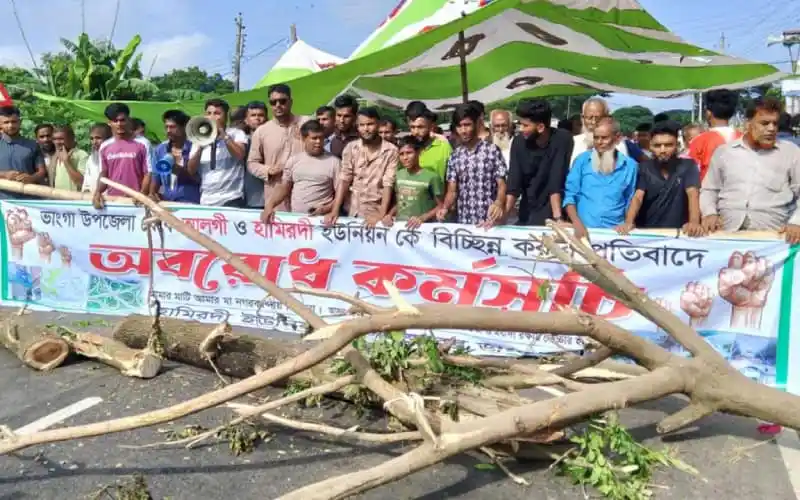 মানববন্ধনে অংশগ্রহণকারীরা মহাসড়ক অবরোধ করে প্রতিবাদ জানাচ্ছেন।. Channel i News - চ্যানেল আই নিউজ