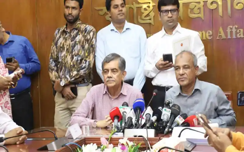 স্বরাষ্ট্র উপদেষ্টা রাকসু ও চাকসু নির্বাচন নিয়ে আলোচনা করছেন. Channel i News - চ্যানেল আই নিউজ