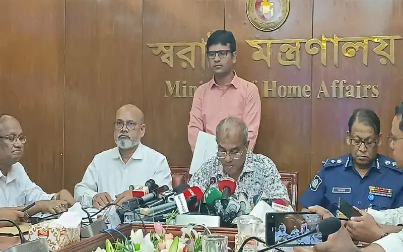 বাংলাদেশের স্বরাষ্ট্র উপদেষ্টা দুর্গাপূজা নিরাপত্তা নিয়ে সংবাদ সম্মেলন করছেন।. Channel i News - চ্যানেল আই নিউজ