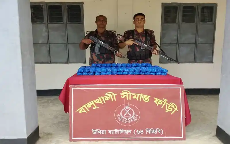 দুটি পুলিশ সদস্য ইয়াবা উদ্ধার করে, টেবিলের উপর ইয়াবা প্যাকেট সাজানো. Channel i News - চ্যানেল আই নিউজ