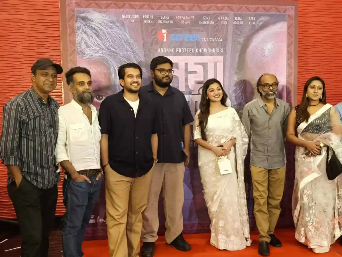 নাটকের প্রিমিয়ারে অংশগ্রহণকারী শিল্পীরা ছবি তোলার সময়. Channel i News - চ্যানেল আই নিউজ