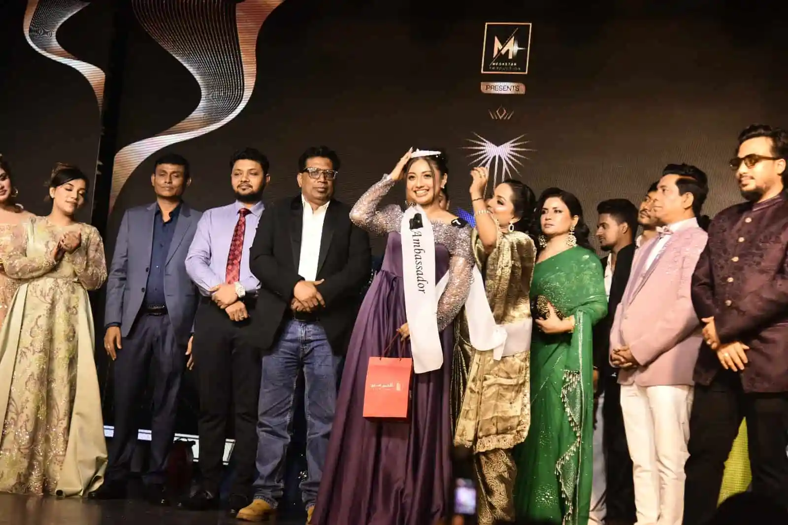 বাংলাদেশের মিস অ্যান্ড মিসেস এলিগ্যান্সের জমকালো আসর. Channel i News - চ্যানেল আই নিউজ