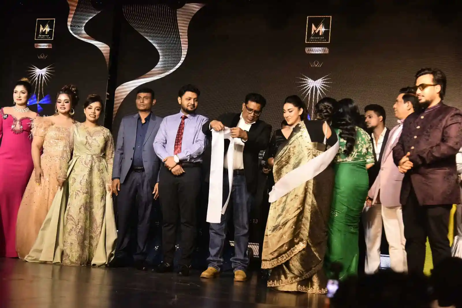 বাংলাদেশের মিস অ্যান্ড মিসেস এলিগ্যান্সের জমকালো আসর. Channel i News - চ্যানেল আই নিউজ