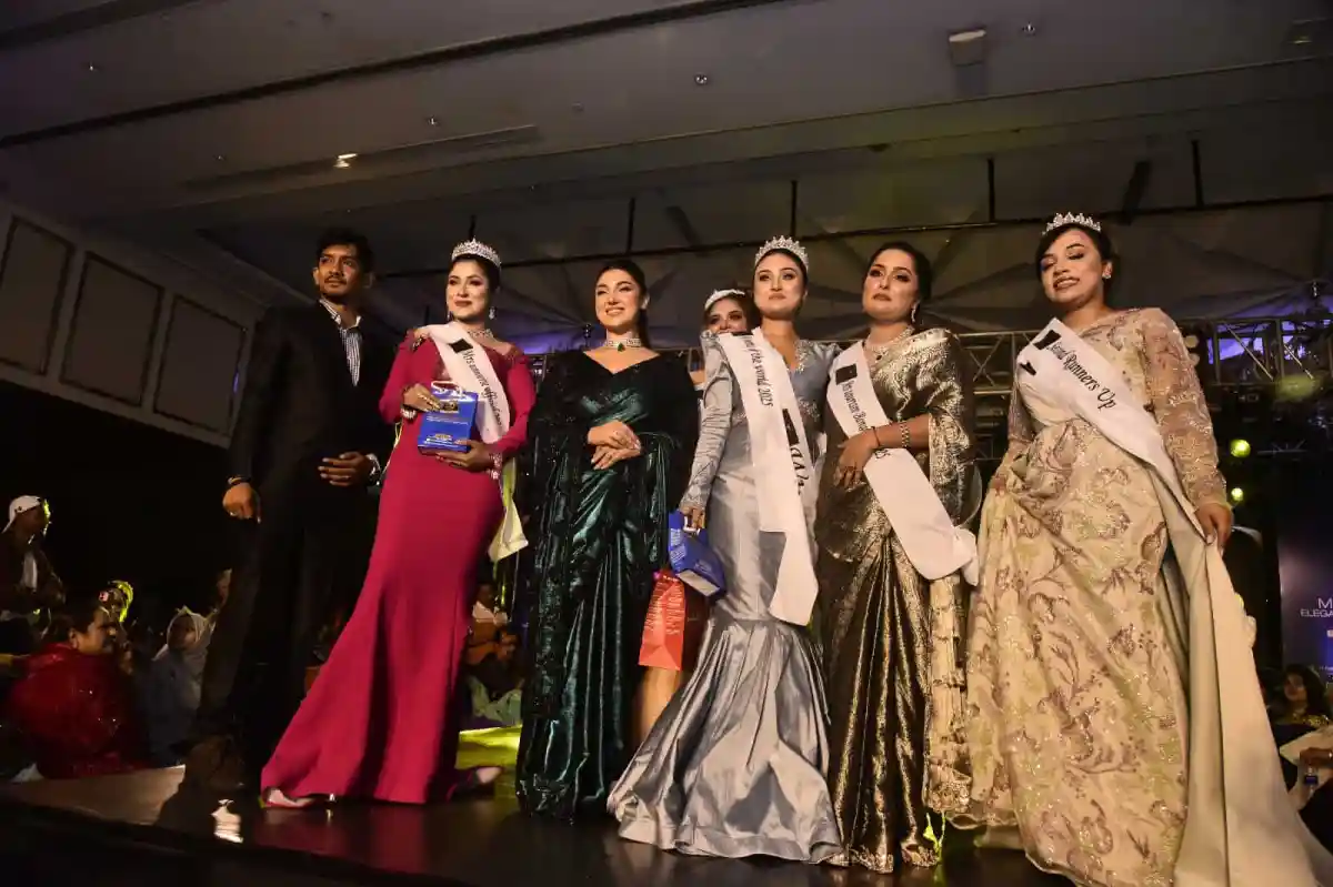 মিস অ্যান্ড মিসেস এলিগ্যান্সের প্রতিযোগীরা সেজে সুন্দর পোশাকে. Channel i News - চ্যানেল আই নিউজ