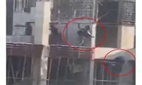 রামপুরায় কার্নিশে ঝুলে থাকা ছাত্রের গুলির দৃশ্য. Channel i News - চ্যানেল আই নিউজ