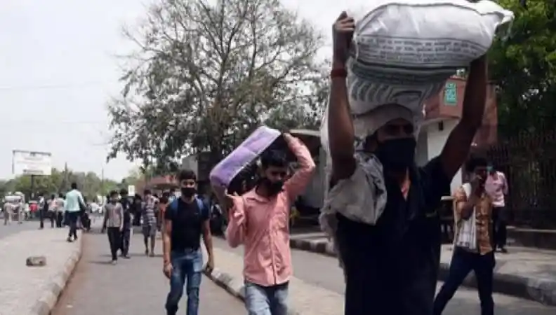 অভিবাসী শ্রমিকরা পাঞ্জাব থেকে গ্রামে ফিরছে, মুখে মাস্ক পরা. Channel i News - চ্যানেল আই নিউজ