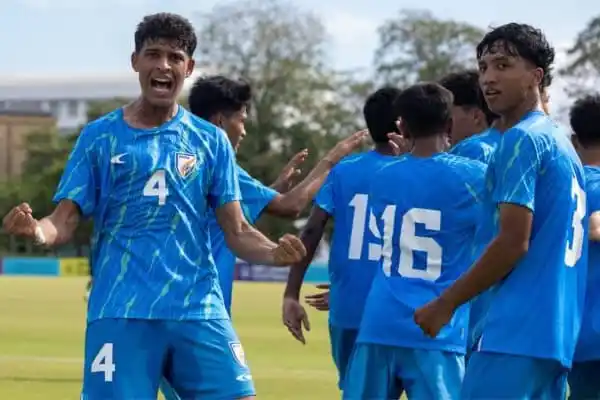 বাংলাদেশ ফুটবল দলের খেলোয়াড়রা মাঠে উল্লাস করছে. Channel i News - চ্যানেল আই নিউজ