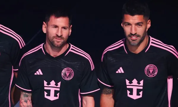 মেসি ও অন্য খেলোয়াড়রা ক্রীড়া জার্সি পরে দাঁড়িয়ে আছেন. Channel i News - চ্যানেল আই নিউজ