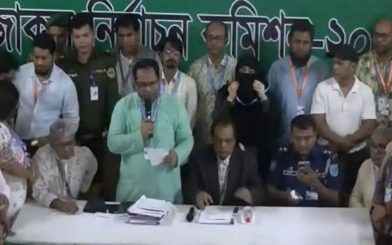 বাংলাদেশের রাজনৈতিক নেতারা একত্রে সংবাদ সম্মেলন করছেন. Channel i News - চ্যানেল আই নিউজ