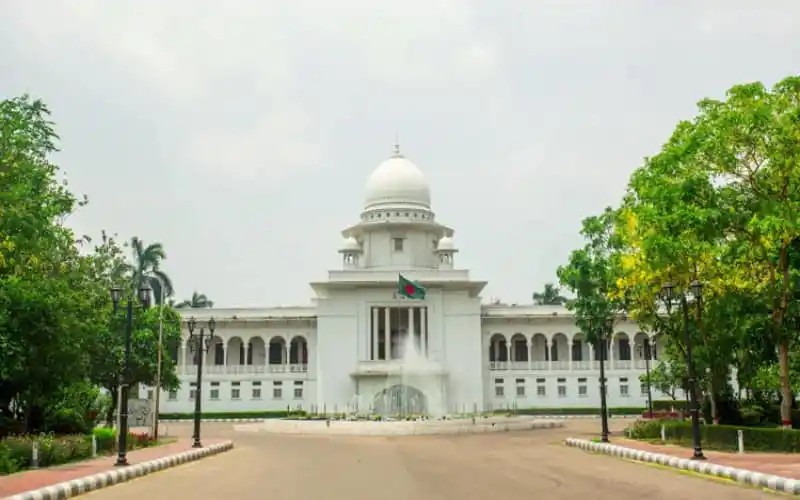 বাংলাদেশের সুপ্রিম কোর্টের ভবন, শান্তিপূর্ণ পরিবেশে সুন্দর দৃশ্য. Channel i News - চ্যানেল আই নিউজ