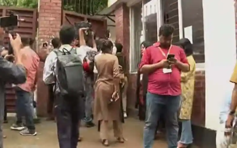 ভোটগ্রহণের জন্য ভোটাররা লাইনে দাঁড়িয়ে, ভোট কেন্দ্রের সামনে. Channel i News - চ্যানেল আই নিউজ