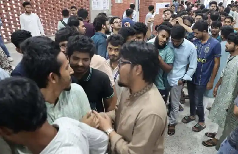 জাকসু নির্বাচনে ভোটের জন্য কেন্দ্রের বাইরে দীর্ঘ লাইন।. Channel i News - চ্যানেল আই নিউজ