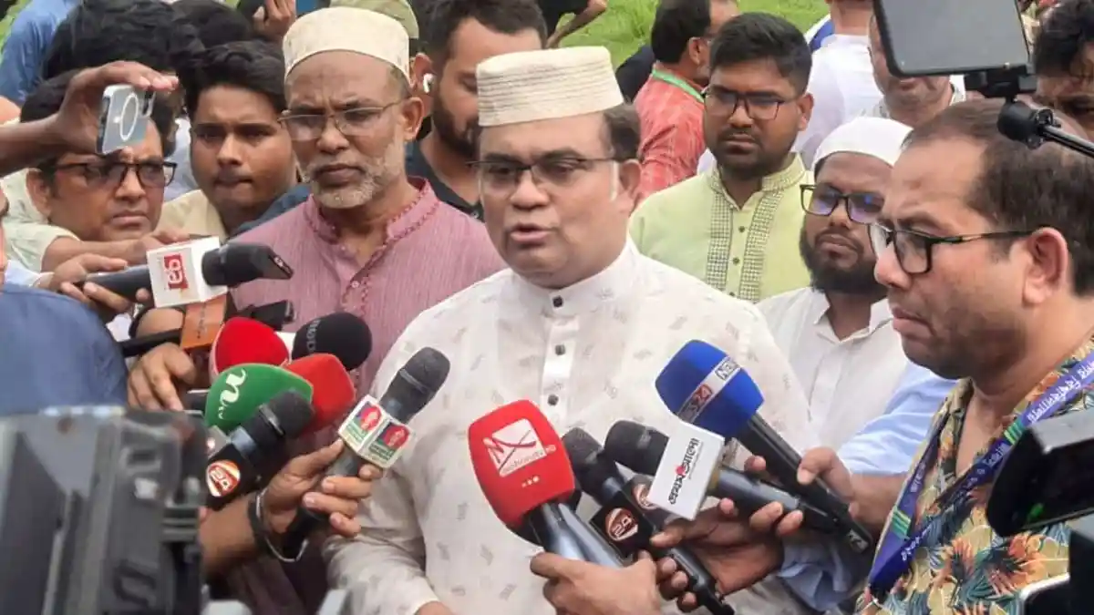 উপাচার্য ভোট গণনা নিয়ে সাংবাদিকদের সঙ্গে কথা বলছেন. Channel i News - চ্যানেল আই নিউজ