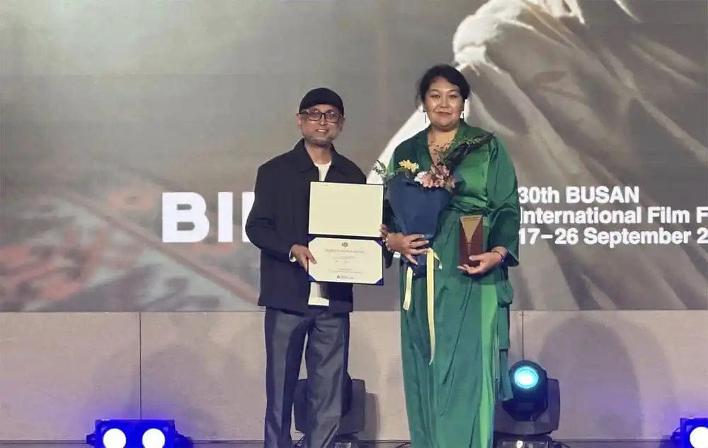 বুসানে আন্তর্জাতিক চলচ্চিত্র উৎসবে কিরগিজস্তানের ছবি পুরস্কার গ্রহণ. Channel i News - চ্যানেল আই নিউজ