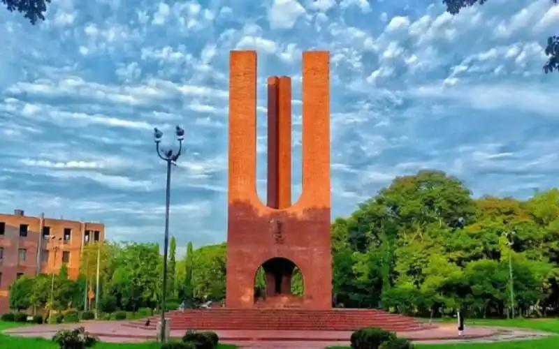 জাহাঙ্গীরনগর বিশ্ববিদ্যালয়ের স্মারক স্তম্ভের ছবি. Channel i News - চ্যানেল আই নিউজ