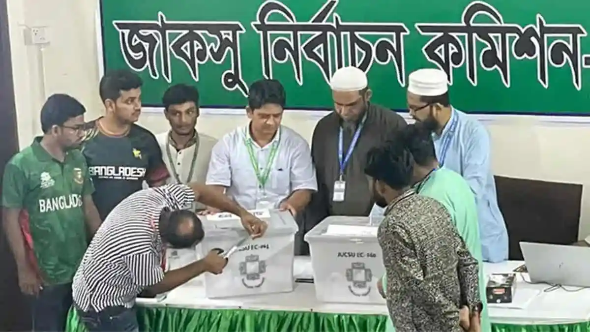 জনপ্রিয় নির্বাচন কেন্দ্র, ভোট গণনা চলছে, ভোটার ও কর্মকর্তারা উপস্থিত. Channel i News - চ্যানেল আই নিউজ