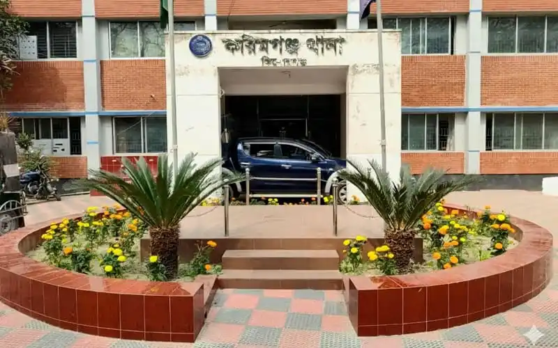 কর্মরত পুলিশ সদস্যদের সঙ্গে জনতা, করিমগঞ্জে সালিশি দরবারের ছবি. Channel i News - চ্যানেল আই নিউজ