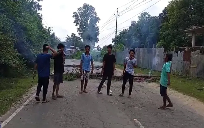 খাগড়াছড়িতে আন্দোলনকারীরা ১৪৪ ধারা জারির প্রতিবাদে রাস্তায় দাঁড়িয়ে।. Channel i News - চ্যানেল আই নিউজ
