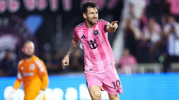 মেসি ফুটবল ম্যাচে গোল করে উল্লাস করছেন, pink জার্সিতে. Channel i News - চ্যানেল আই নিউজ