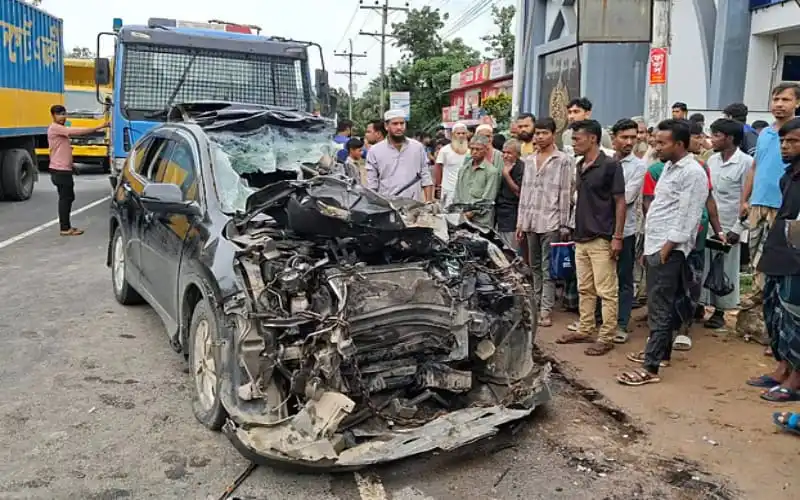 মিরসরাইয়ে গাড়ি দুর্ঘটনায় বাবা ও মেয়ের মৃত্যু, আহতরা হাসপাতালে. Channel i News - চ্যানেল আই নিউজ