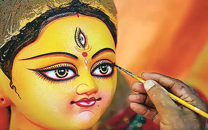 দুর্গোৎসবের জন্য পুতুলের মুখোশে সুন্দর চিত্রাঙ্কন করা হচ্ছে. Channel i News - চ্যানেল আই নিউজ