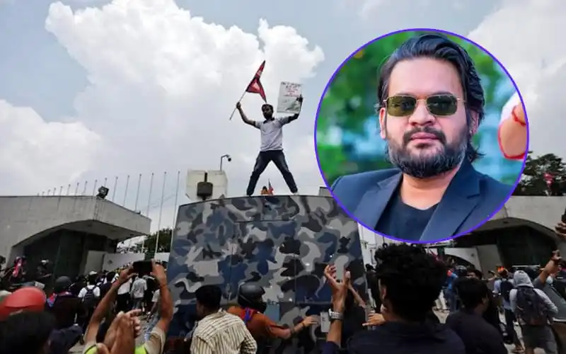 প্রতিবাদকারী একজন ব্যক্তি জাতীয় পতাকা হাতে নিয়ে সড়কে দাঁড়িয়ে. Channel i News - চ্যানেল আই নিউজ
