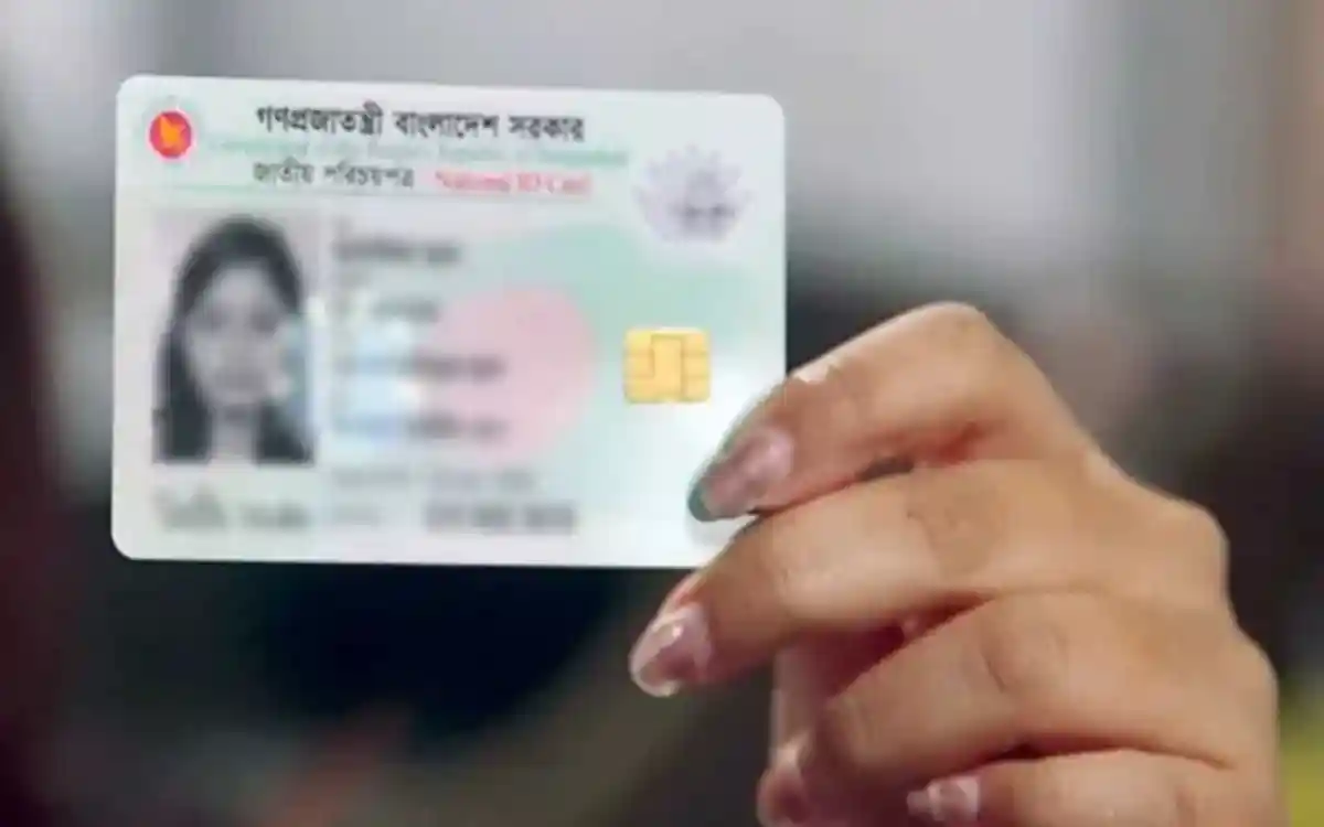 একজন ব্যক্তির জাতীয় পরিচয়পত্রের ছবি ধরা হয়েছে. Channel i News - চ্যানেল আই নিউজ