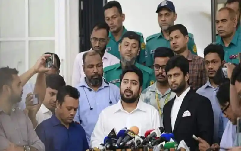 নাহিদ ইসলাম সাংবাদিকদের সামনে বক্তব্য দিচ্ছেন, বেশ কয়েকজন উপস্থিত।. Channel i News - চ্যানেল আই নিউজ