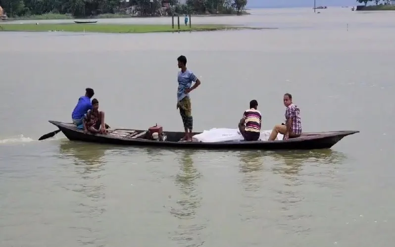 নিখোঁজ শিশুদের জন্য উদ্ধার অভিযান চালাচ্ছে স্থানীয়রা. Channel i News - চ্যানেল আই নিউজ