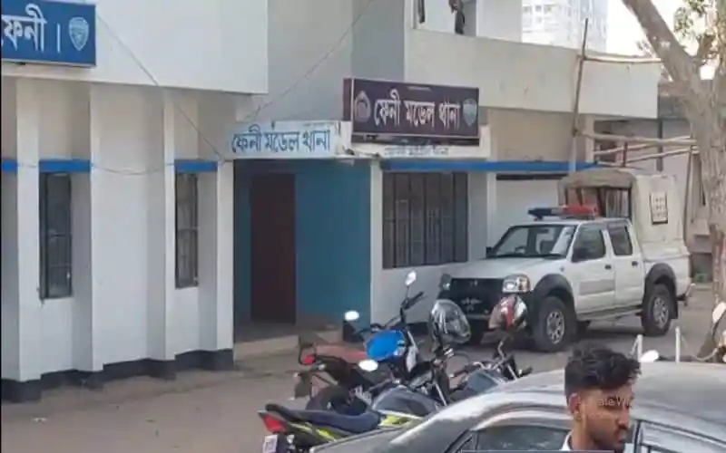 গণপিটুনিতে নিহতের ঘটনাস্থল, পুলিশ ও যানবাহন দেখা যাচ্ছে. Channel i News - চ্যানেল আই নিউজ