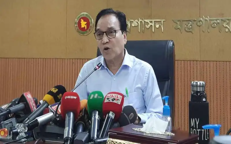 জনপ্রশাসন মন্ত্রণালয়ের সিনিয়র সচিবের সংবাদ সম্মেলন, বিভিন্ন মিডিয়া ক্যামেরা ও মাইক্রোফোনের সামনে।. Channel i News - চ্যানেল আই নিউজ