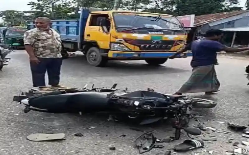 নোয়াখালীতে ট্রাকের ধাক্কায় মোটরসাইকেল দুর্ঘটনা, আহত একজন. Channel i News - চ্যানেল আই নিউজ