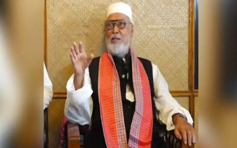 কাদের সিদ্দিকী বক্তৃতা দিচ্ছেন, পাঞ্জাবি ও টুপি পরা. Channel i News - চ্যানেল আই নিউজ