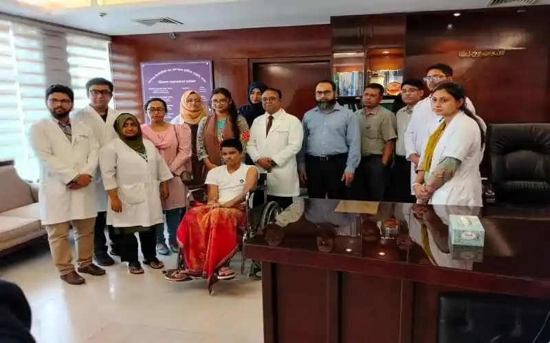 বিশেষজ্ঞ চিকিৎসক ও রোগীদের সঙ্গে বার্ন ইন্সটিটিউটের ছবি।. Channel i News - চ্যানেল আই নিউজ