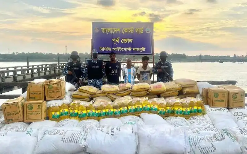 চোরাইপণ্যসহ ৩ পাচারকারী আটক, কক্সবাজারে অভিযান. Channel i News - চ্যানেল আই নিউজ