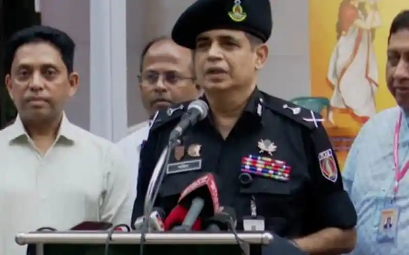 র‍্যাব মহাপরিচালকের সংবাদ সম্মেলনে পুলিশ কর্মকর্তারা উপস্থিত. Channel i News - চ্যানেল আই নিউজ