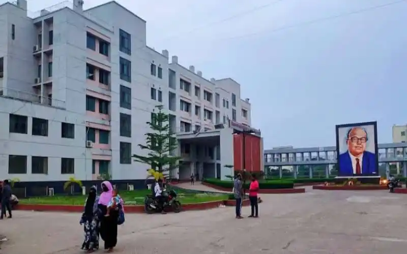 ঢাকার একটি হাসপাতালের সামনে রোগী ও দর্শনার্থীরা অবস্থান করছে।. Channel i News - চ্যানেল আই নিউজ