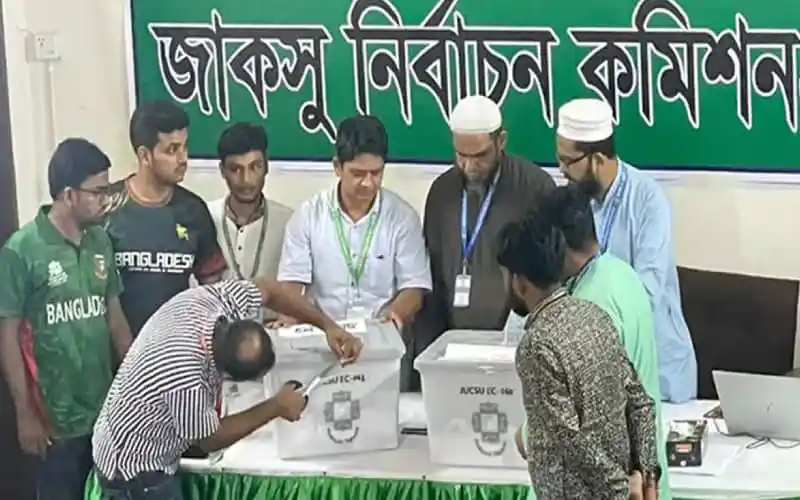 বৈধ ভোট গণনার জন্য জাকসু নির্বাচনের কেন্দ্রের ভোট গণনা চলছে. Channel i News - চ্যানেল আই নিউজ