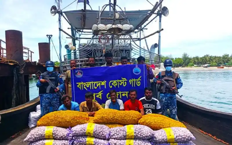 বন্দুকধারী ও মাদক পাচারকারীদের আটক, বাংলাদেশ কোস্ট গার্ডের অভিযান. Channel i News - চ্যানেল আই নিউজ