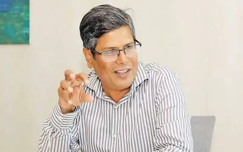 সাবেক সিনিয়র সচিবের ছবি, আলোচনায় মুখে হাসি ও হাতের ইশারা. Channel i News - চ্যানেল আই নিউজ