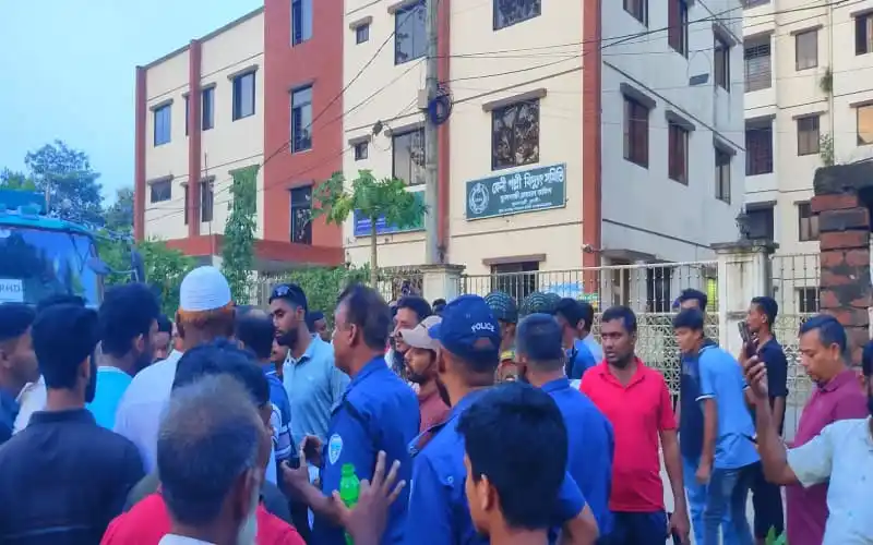 ফেনী পল্লী বিদ্যুতের কর্মীদের গণছুটির প্রতিবাদে জনতার সমাবেশ. Channel i News - চ্যানেল আই নিউজ