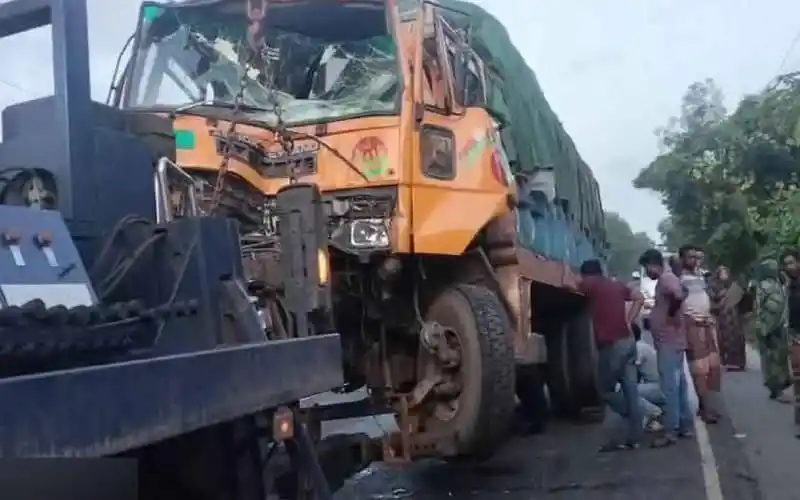 রাজবাড়ীতে ট্রাকের ধাক্কায় নিহত ২, দুর্ঘটনা স্থানে উদ্ধার কাজ চলছে. Channel i News - চ্যানেল আই নিউজ