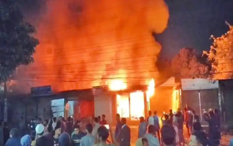 গাজীপুরে কাঁচা বাজারে অগ্নিকাণ্ডে ব্যাপক ক্ষয়ক্ষতি, আগুন নিয়ন্ত্রণে চেষ্টা চলছে. Channel i News - চ্যানেল আই নিউজ