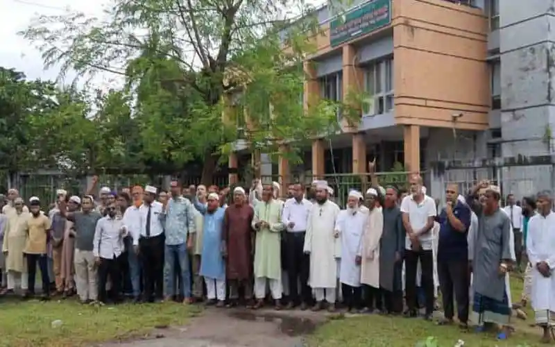 বাগেরহাটে নির্বাচন অফিস ঘেরাও ও অবস্থান কর্মসূচি পালন করছে মানুষ. Channel i News - চ্যানেল আই নিউজ