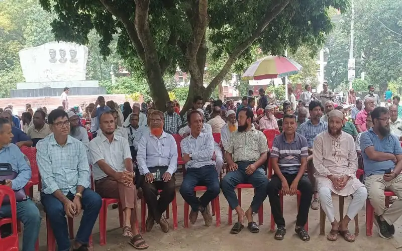 রাজশাহী বিশ্ববিদ্যালয়ে ছাত্র ও শিক্ষকরা বসে আছেন, কমপ্লিট শাটডাউন চলাকালে।. Channel i News - চ্যানেল আই নিউজ
