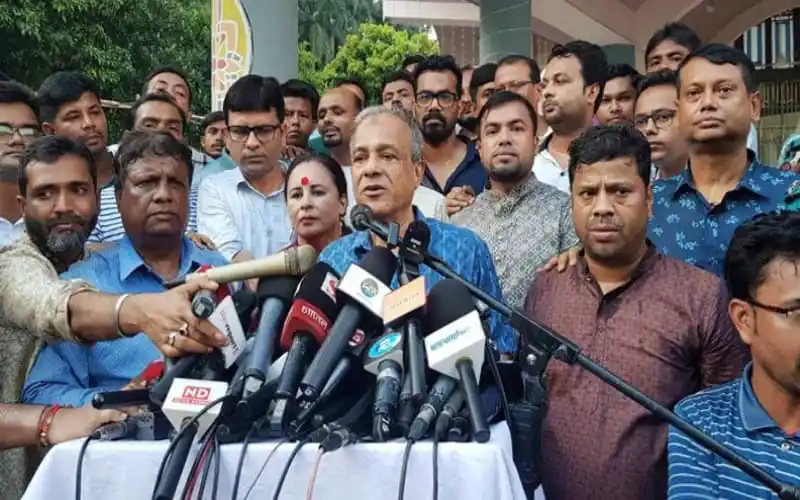 স্বরাষ্ট্র উপদেষ্টা সাংবাদিকদের প্রশ্নের উত্তর দিচ্ছেন. Channel i News - চ্যানেল আই নিউজ