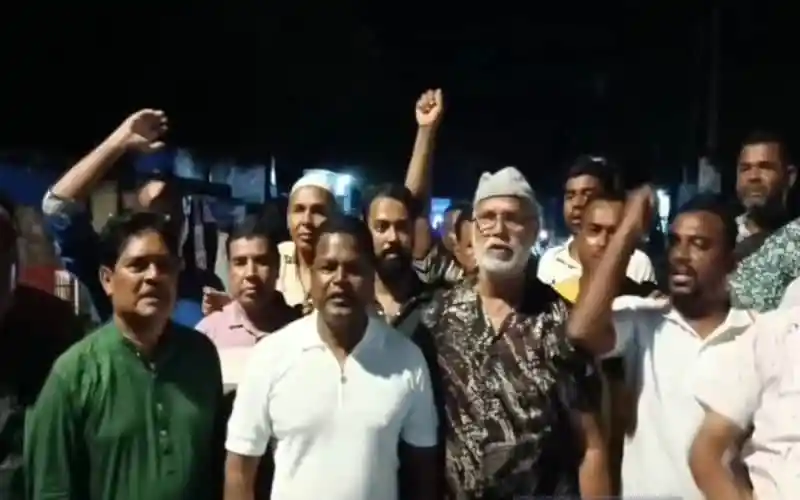 বাগেরহাটে সংসদীয় আসন পুনর্বহালের দাবিতে হরতাল চলাকালে প্রতিবাদকারীরা রাস্তায় দাঁড়িয়ে. Channel i News - চ্যানেল আই নিউজ